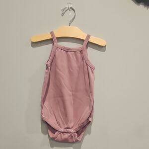 Kate Quinn 2T snap body suit EUC
